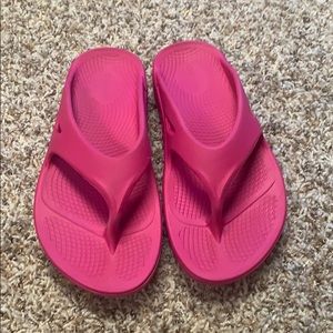 Hot pink OOFOS sandals/ flip flops